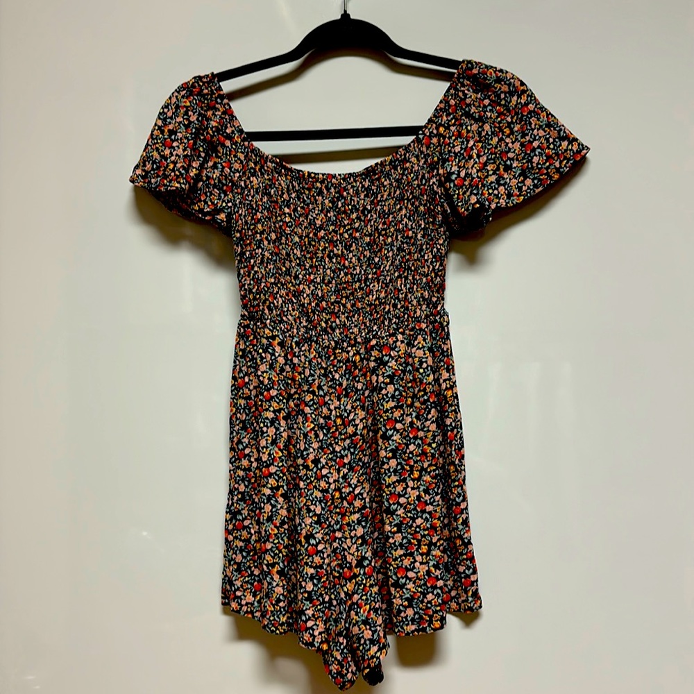 Women’s Xsmall. Floral romper. Brand: Lilly Rose. 100% Rayon. Perfect for summer